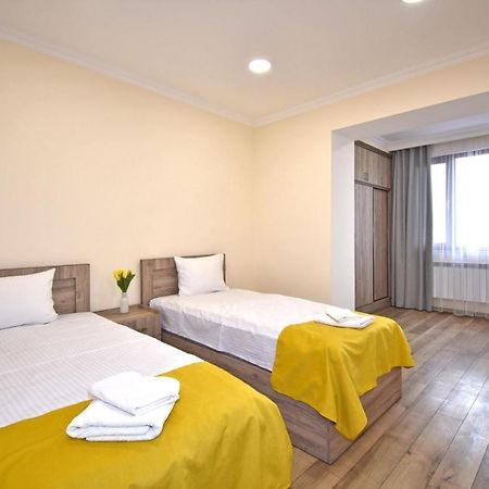 2 Bedroom Apartment, Quiet And Spacious Jerevan Eksteriør bilde