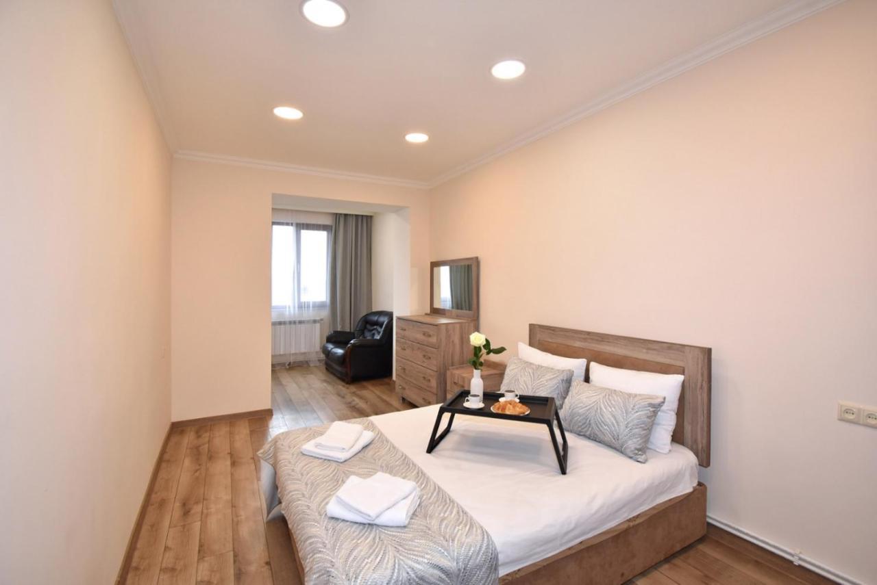 2 Bedroom Apartment, Quiet And Spacious Jerevan Eksteriør bilde